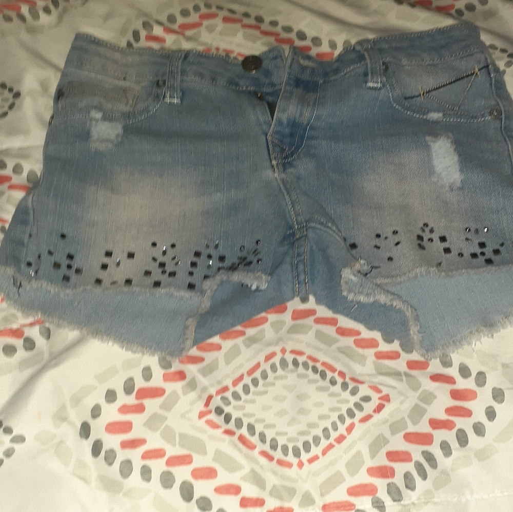 Medium wasted denim light washed shorts with studs